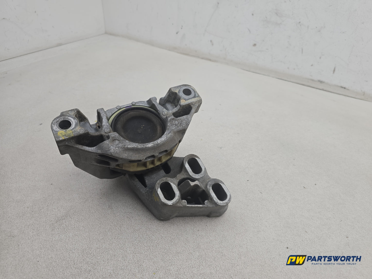 Mercedes-Benz B180 B-Class W246 Engine Mounting Bracket A24624002 2011-2018 - photo 3