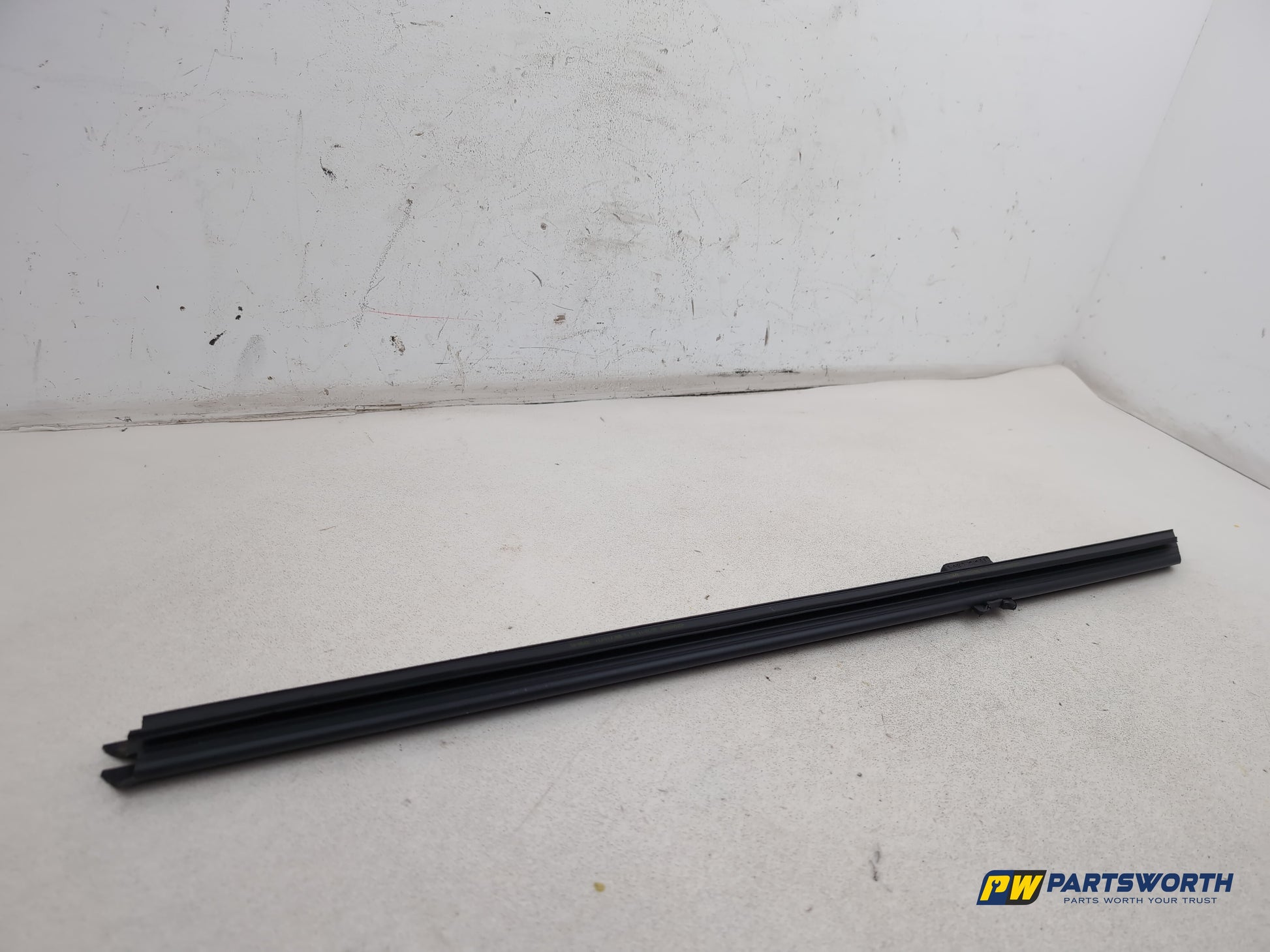 Bmw 5 Series 520d F10 Saloon Rear Driver Window Chanel Trim 7230844 2010-2017 - photo 3