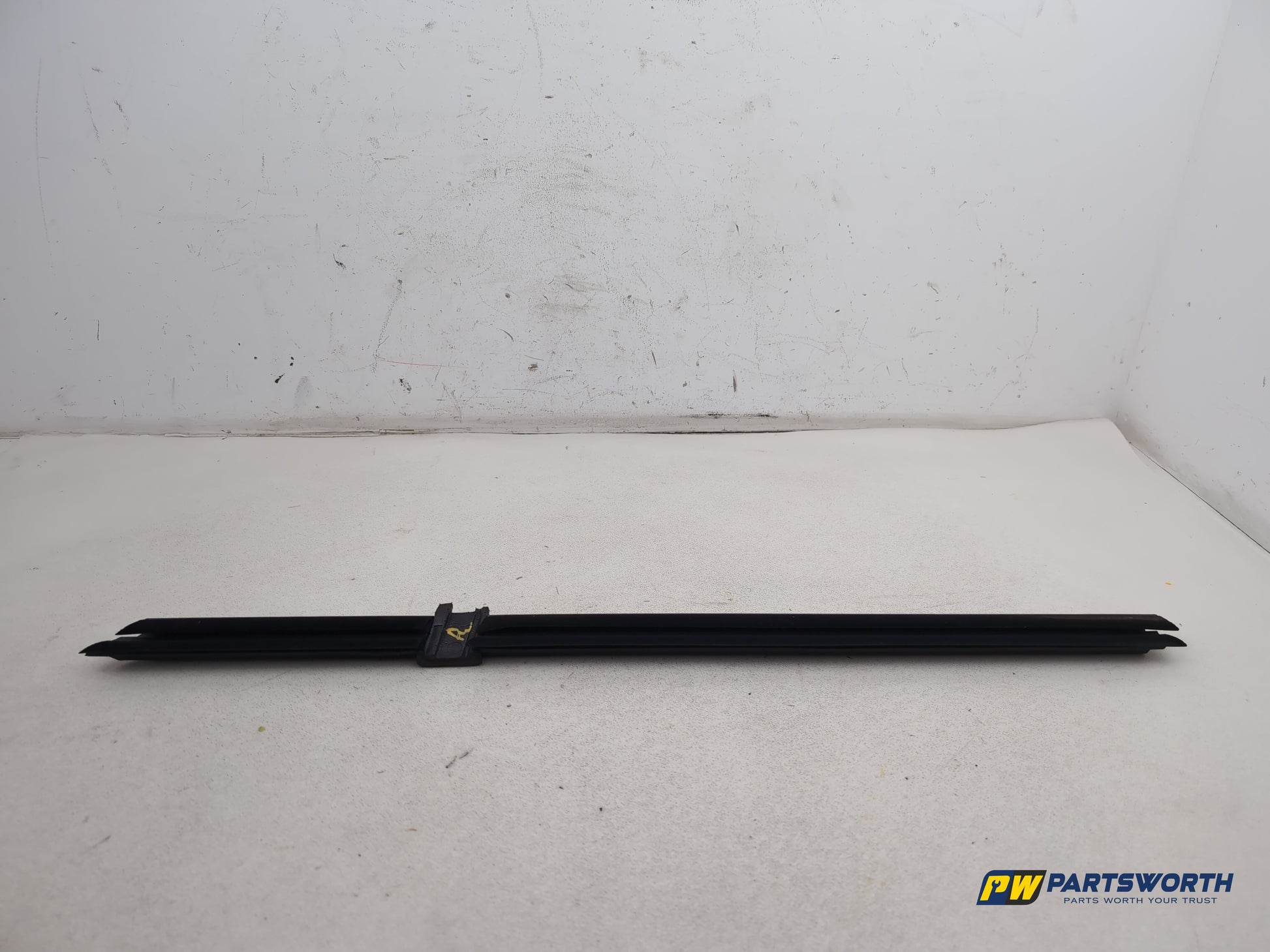 Bmw 5 Series 520d F10 Saloon Rear Passenger Window Chanel Trim 7230843 2010-2017 - photo 3