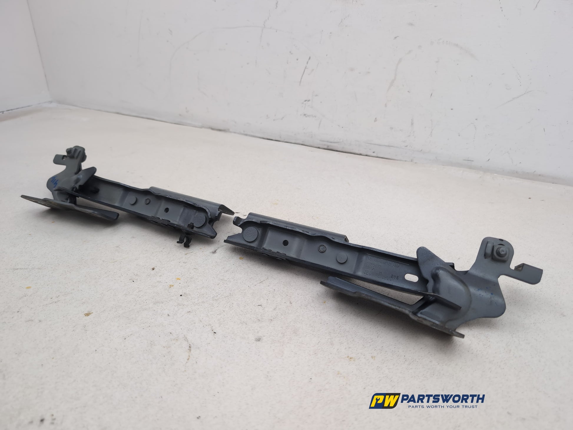 Bonnet Hinges 3
