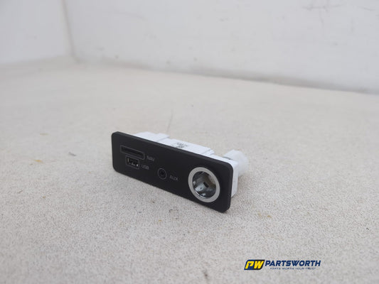Jaguar Xf X260 Saloon Aux In Usb Sat Nav Imput Port Socket Fk7219c166bc 2015-20 - photo 2