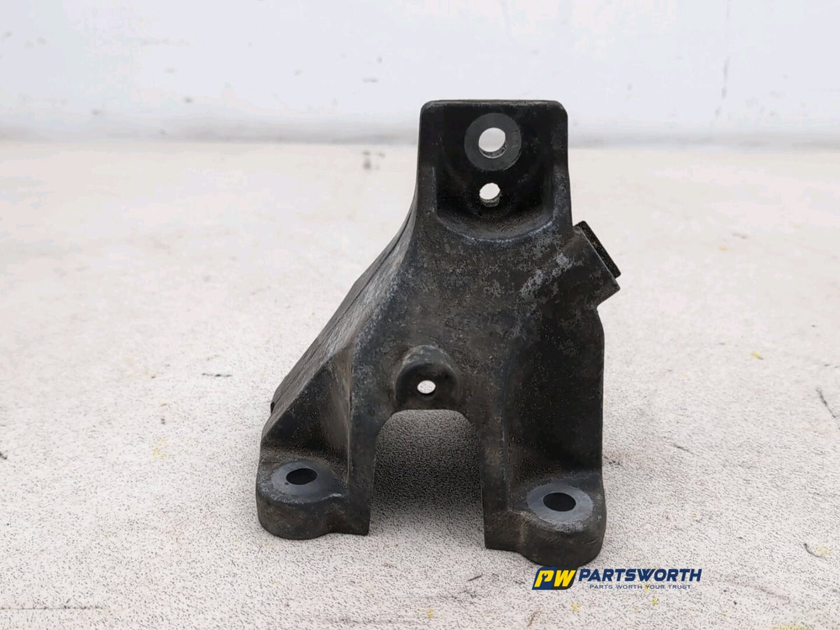JAGUAR XE PORTFOLIO D AUTO X760 2.0L DIESEL ENGINE MOUNTING BRACKET LEFT 2015-19 2