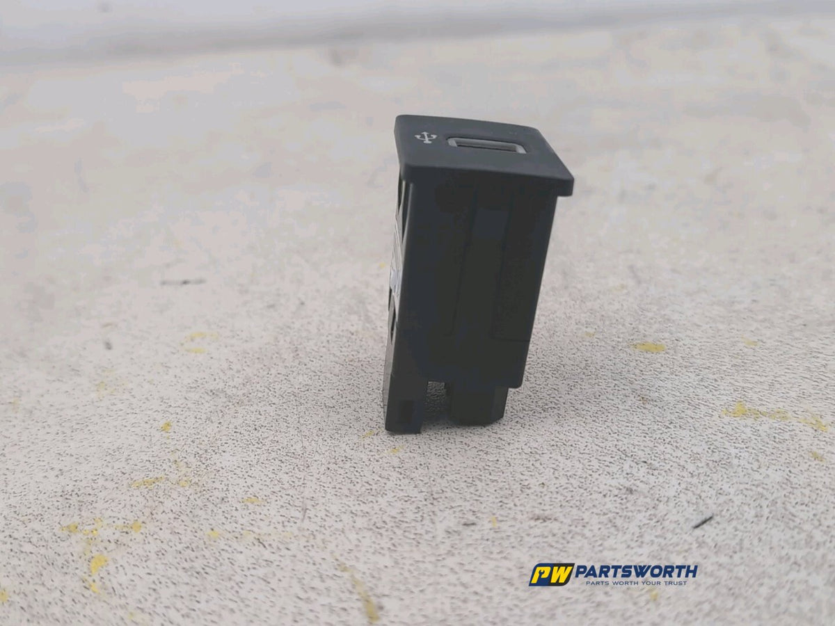 FORD MONDEO ZETEC CD391 MK5 USB PORT SOCKET HS7T14014AD 2015-202 2