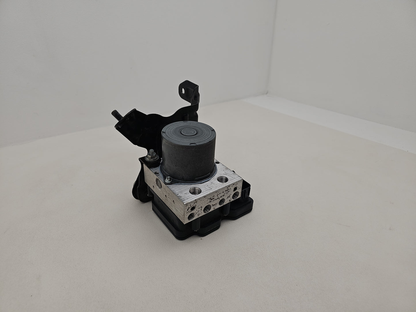 Jaguar Xe Abs Pump Control Module Ecu 2.0 Diesel Hx7314f447af X760 2015 - 2019 - photo 2