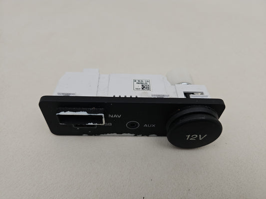 Jaguar F-Pace X761 Xe X760 Usb Aux 12v Power Outlet Socket Fk7219c166bd - photo 2
