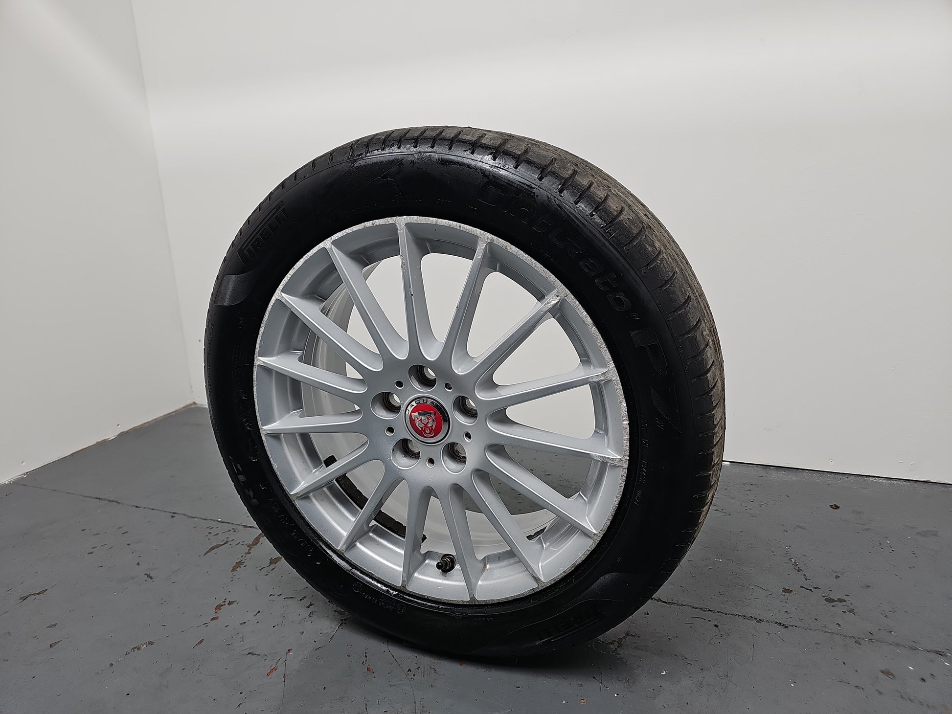 Jaguar Xe X760 17" Inch Alloy Wheel With Tyre 205/55/R17 Gx73-1007-Ta - photo 2
