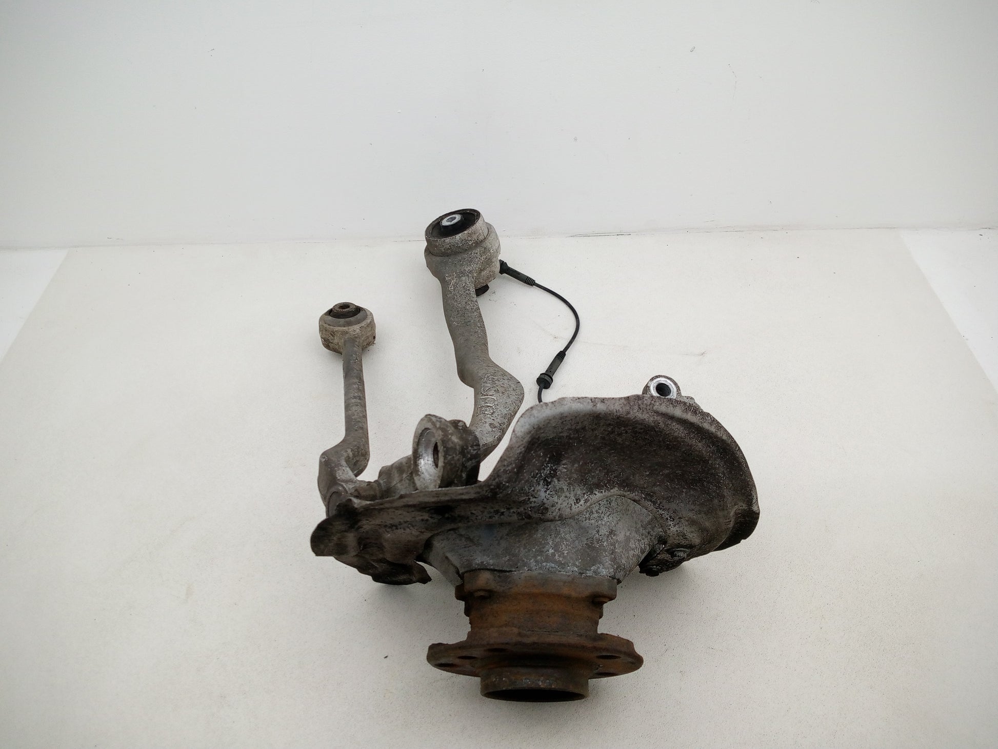 FRONT RIGHT SUSPENSION LEG STRUT HUB 2