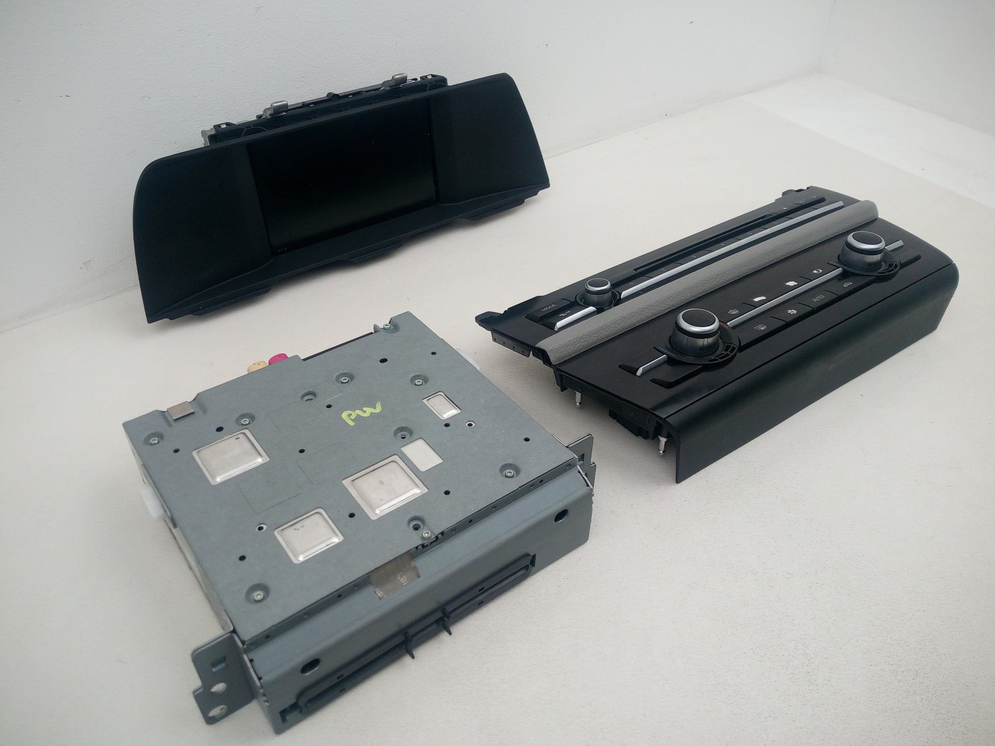 Radio - DAB/CD Player, Display screen + Facia  1