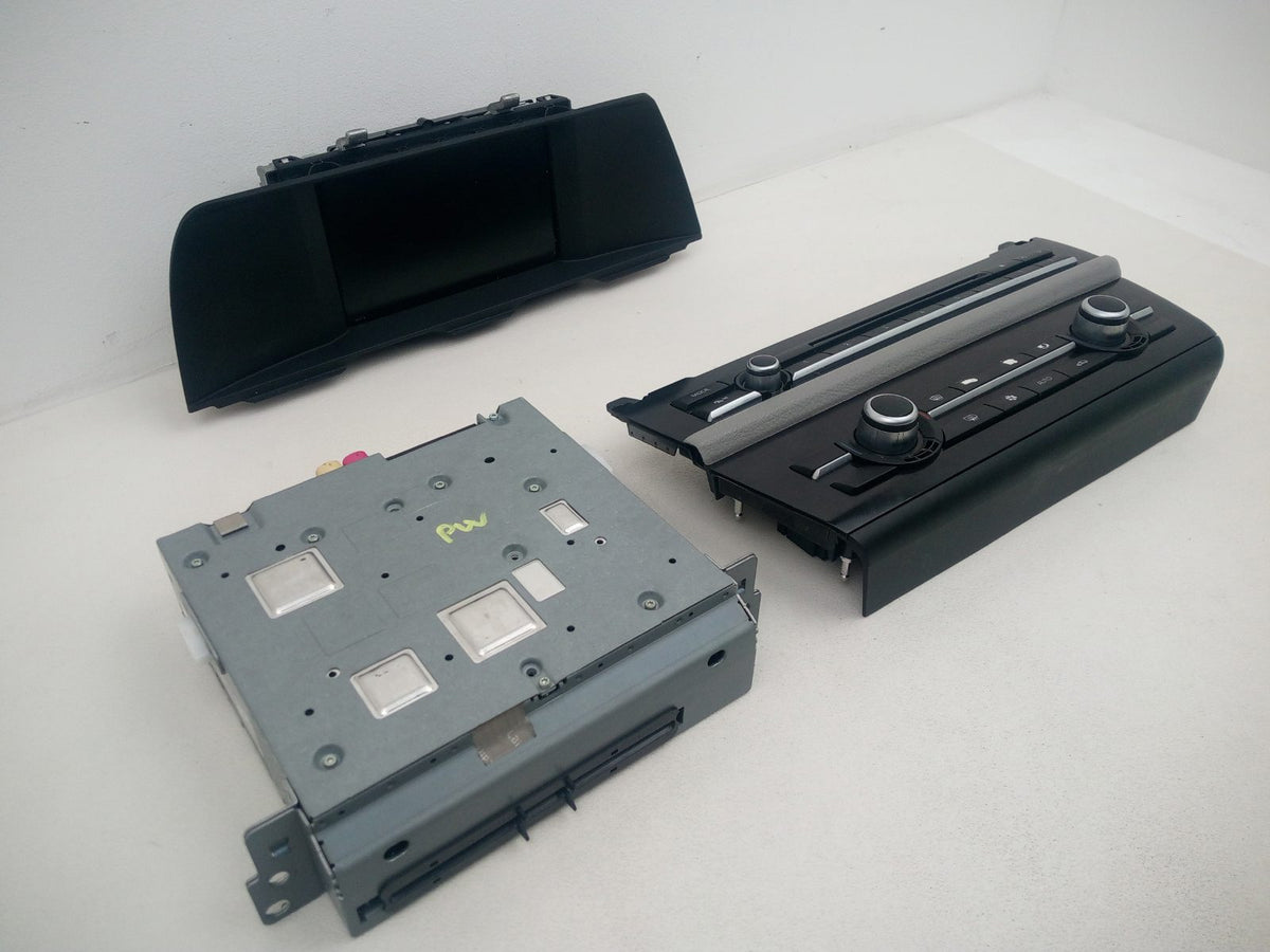 Radio - DAB/CD Player, Display screen + Facia  1
