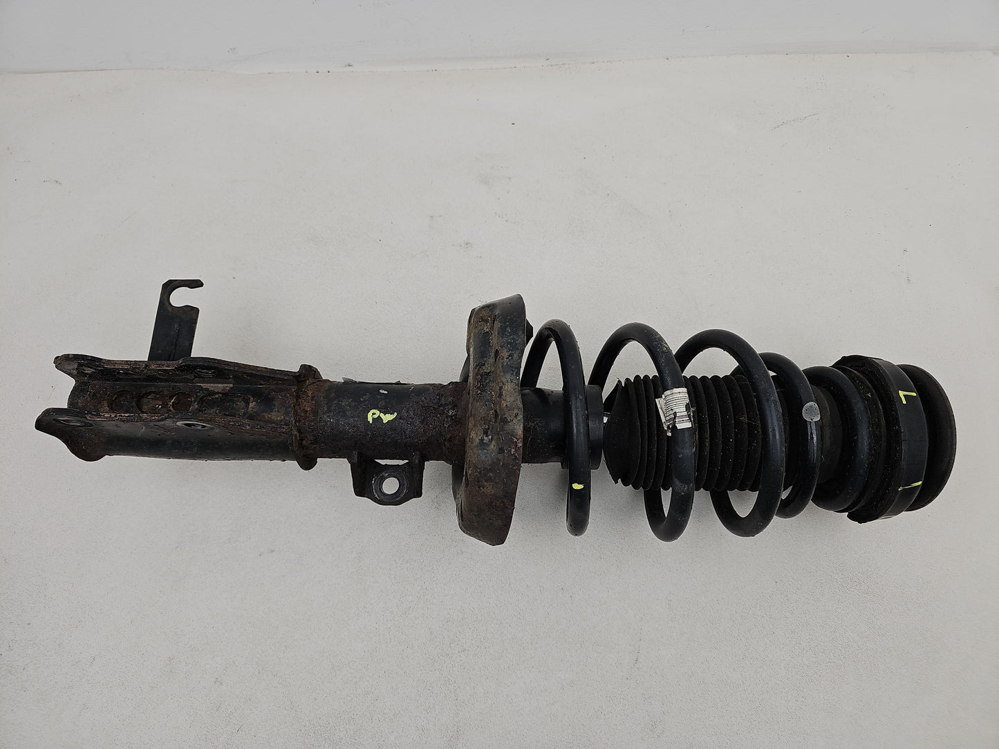 FRONT LEFT SUSPENSION LEG STRUT HUB 2