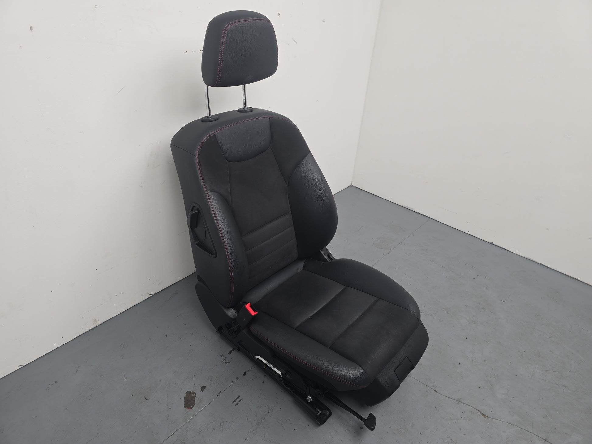 Mercedes-Benz C250 Amg Seat Front Lh Left Black With Red Stiching 2007-2014 - photo 2