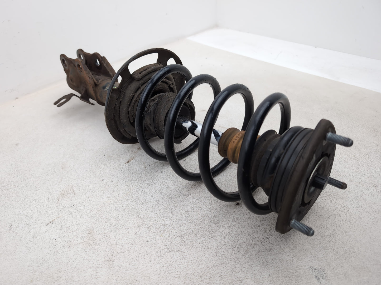 FRONT RIGHT SUSPENSION LEG STRUT HUB 2