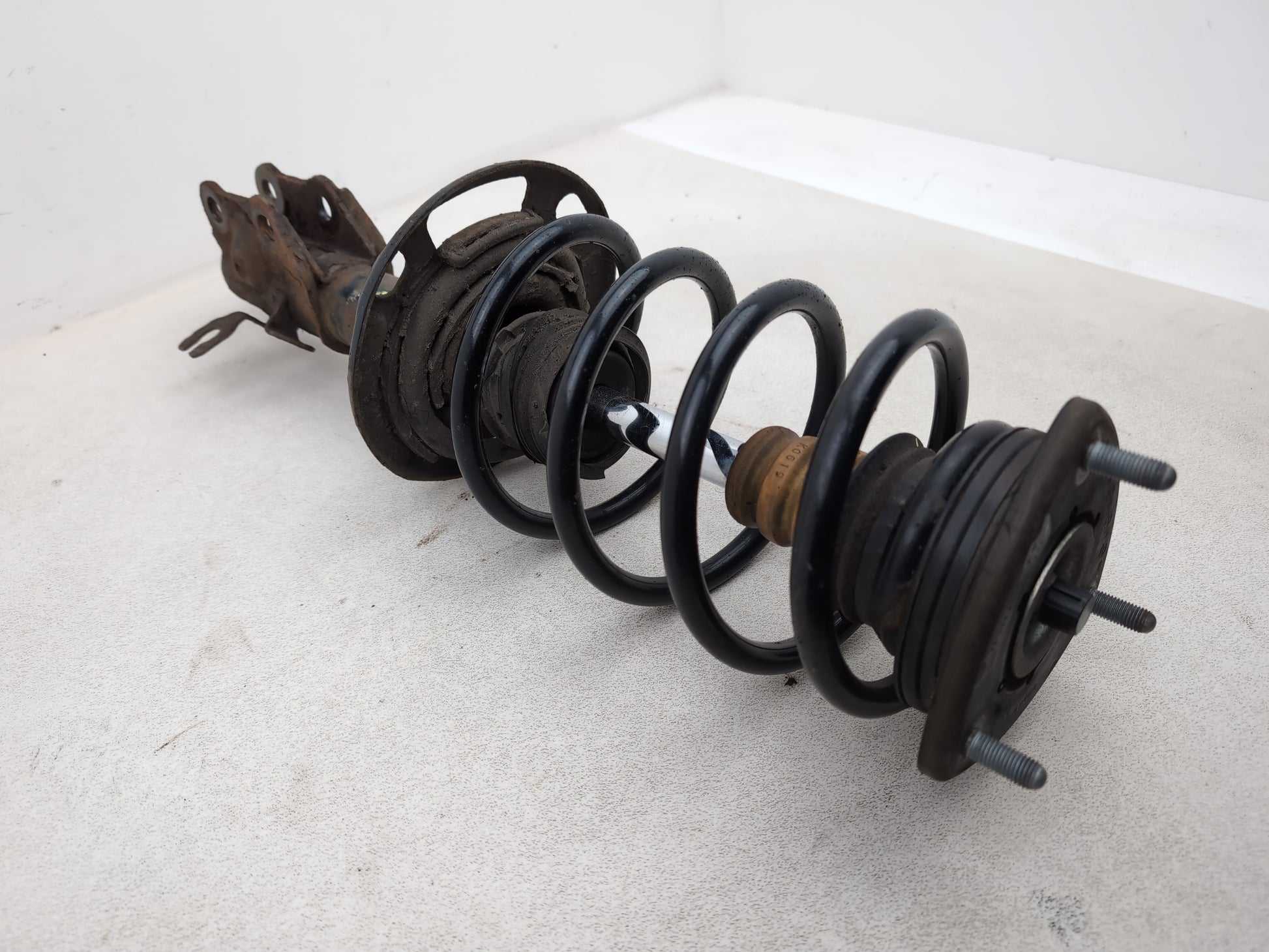 FRONT RIGHT SUSPENSION LEG STRUT HUB 2