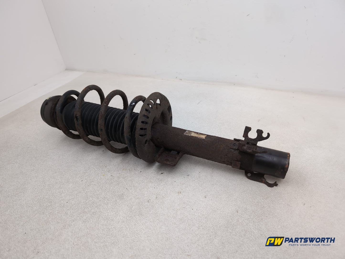 FRONT LEFT SUSPENSION LEG STRUT HUB 2