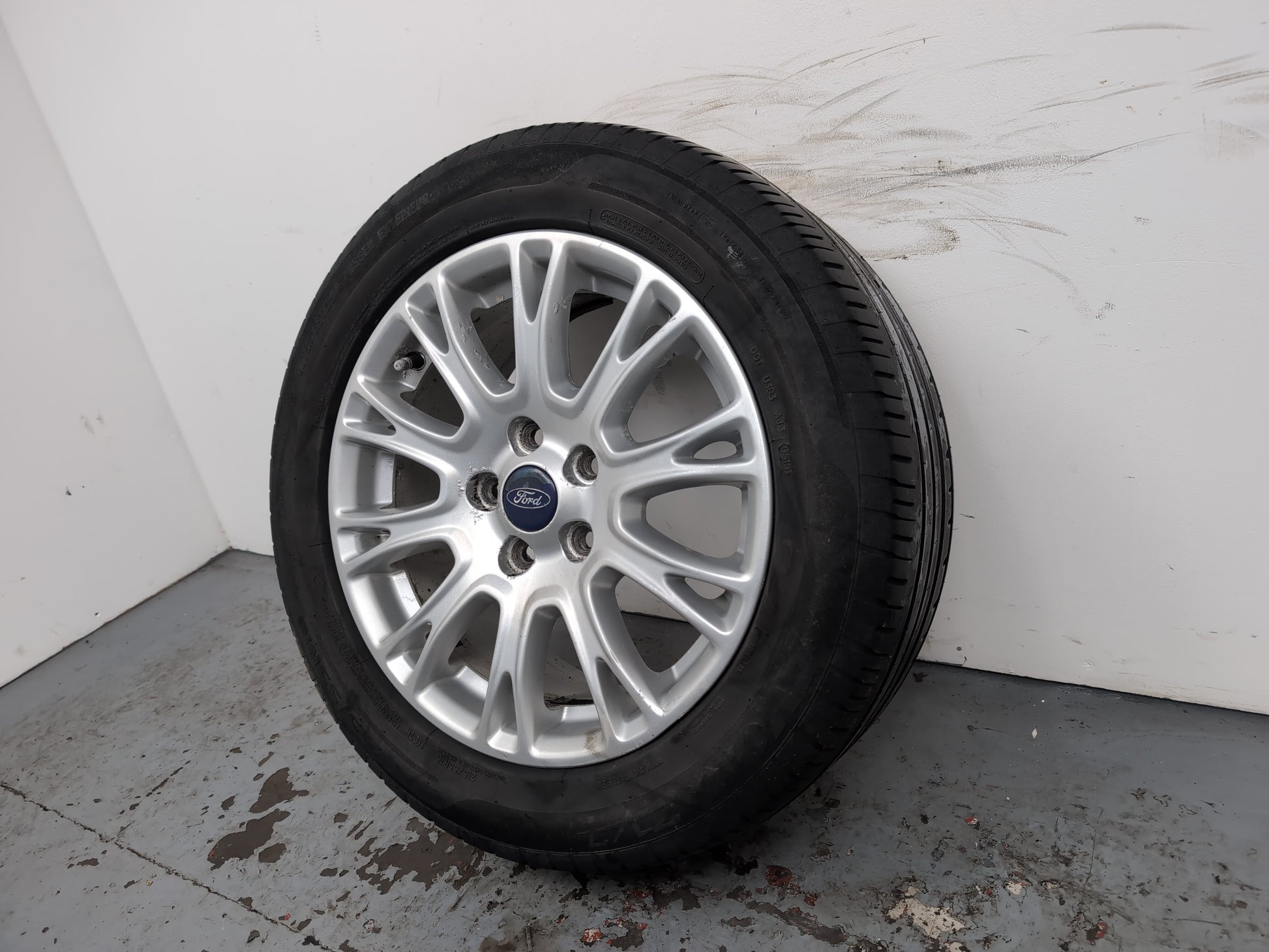 Ford Focus Zetec Tdci Wheel With Tyre 215/55 R16 7jx16h2x50 - photo 2