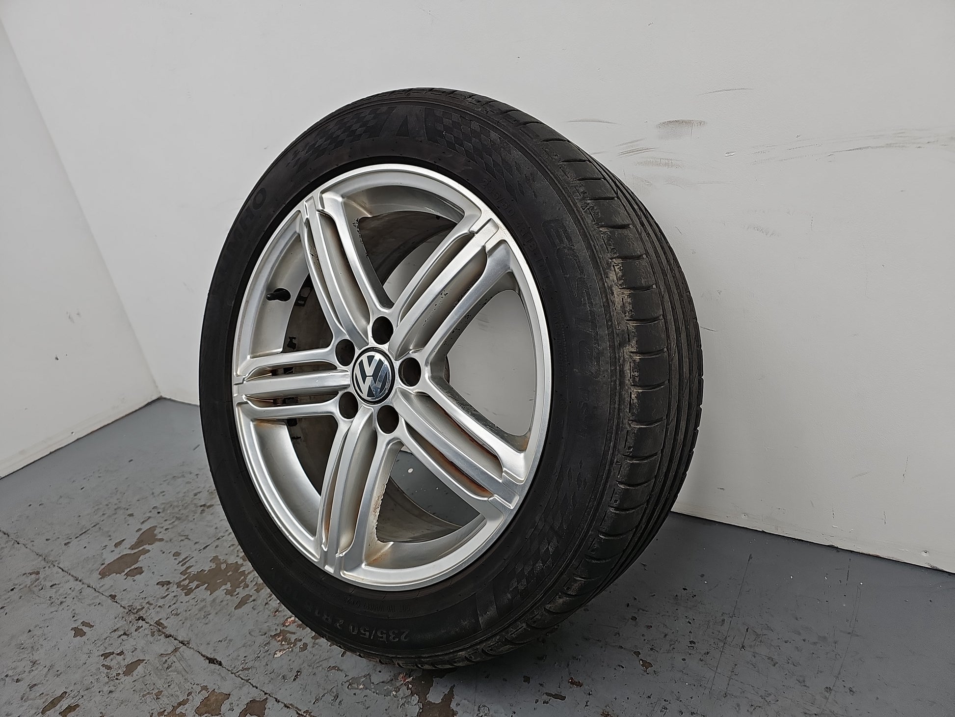 Volkswagen Tiguan Se 4motion Tsi Wheel With Tyre 235/50 R18 65718x8jj - photo 2