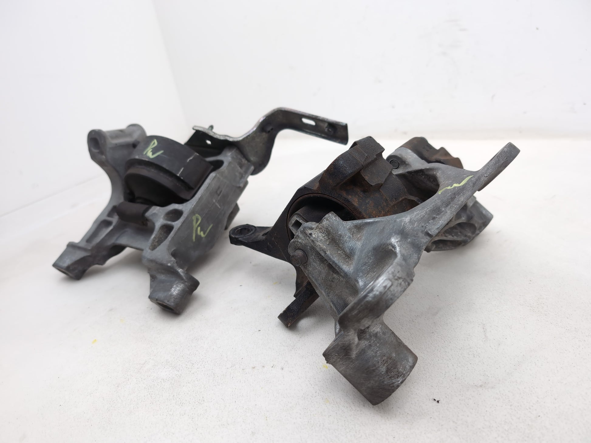 Set Of Engine Mounts LH + RH 2
