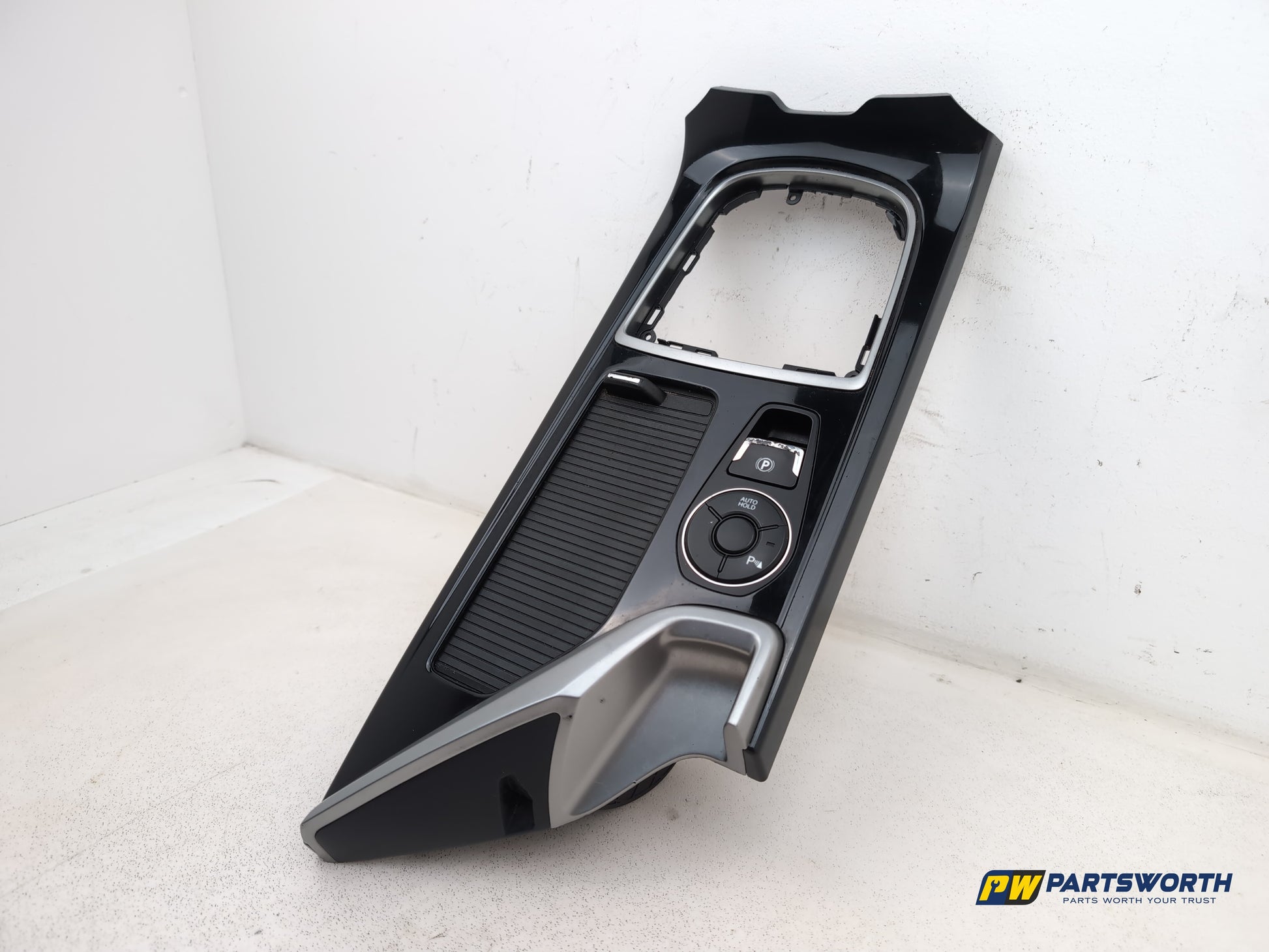 Hyundai I40 Style Crdi 2012 Centre Console Storage Tray & Switches 84670-3z900 - photo 2