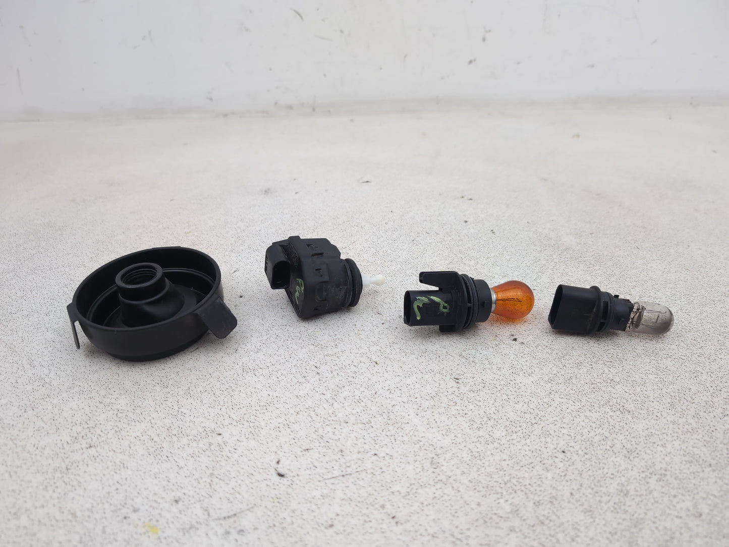 Skoda Citigo Se 12v Headlight Light Bulbs And Dust Cover Set - photo 2
