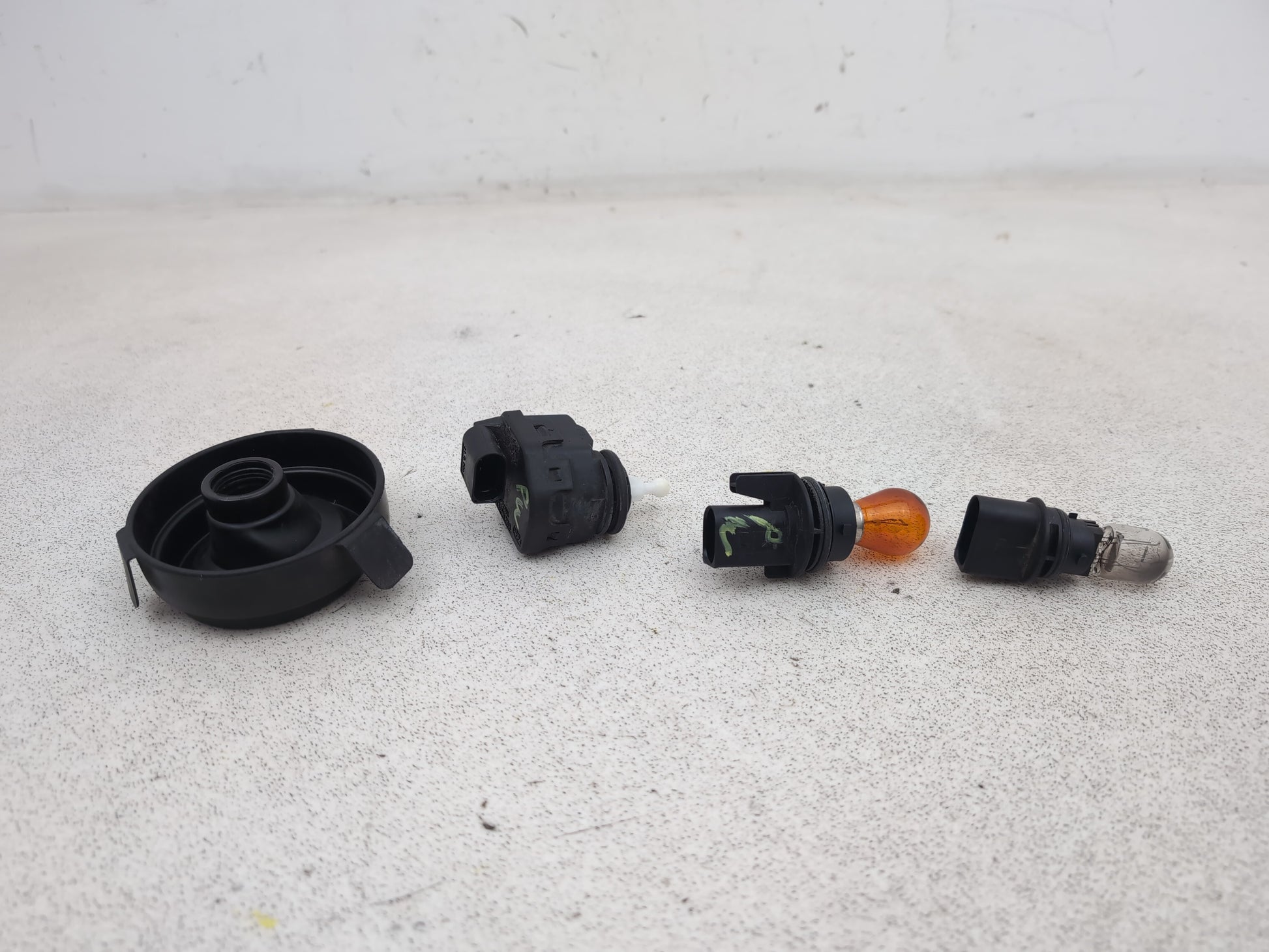 Skoda Citigo Se 12v Headlight Light Bulbs And Dust Cover Set - photo 2
