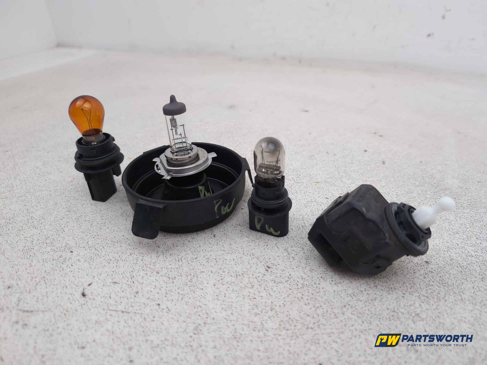Skoda Citigo Se 12v Headlight Light Bulbs And Dust Cover Set - photo 2