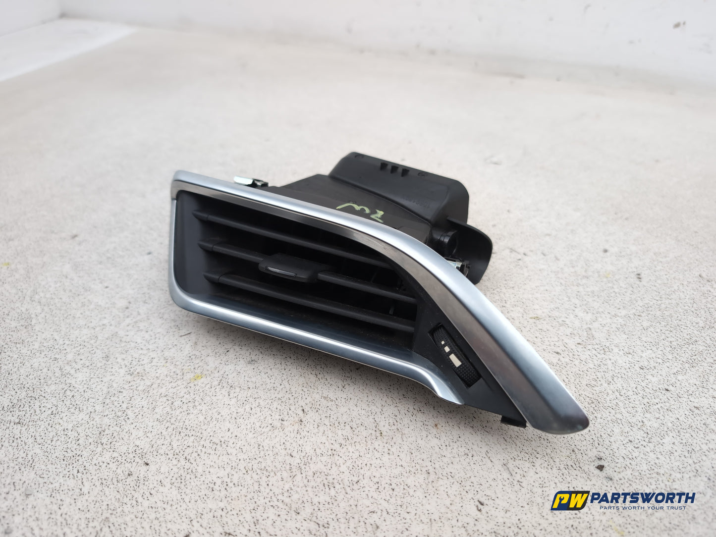 Peugeot 208 Active Dashboard Air Vent Grille Left Passenger Side 9633131777 - photo 2
