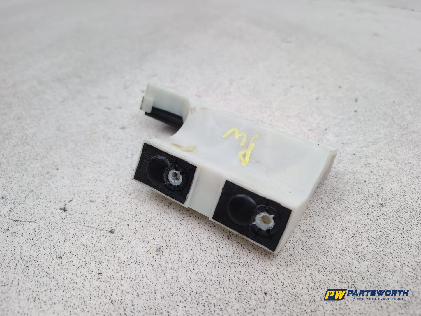 Peugeot 208 Active Front Driver Right Door Glass Window Guide 9673361080 - photo 2