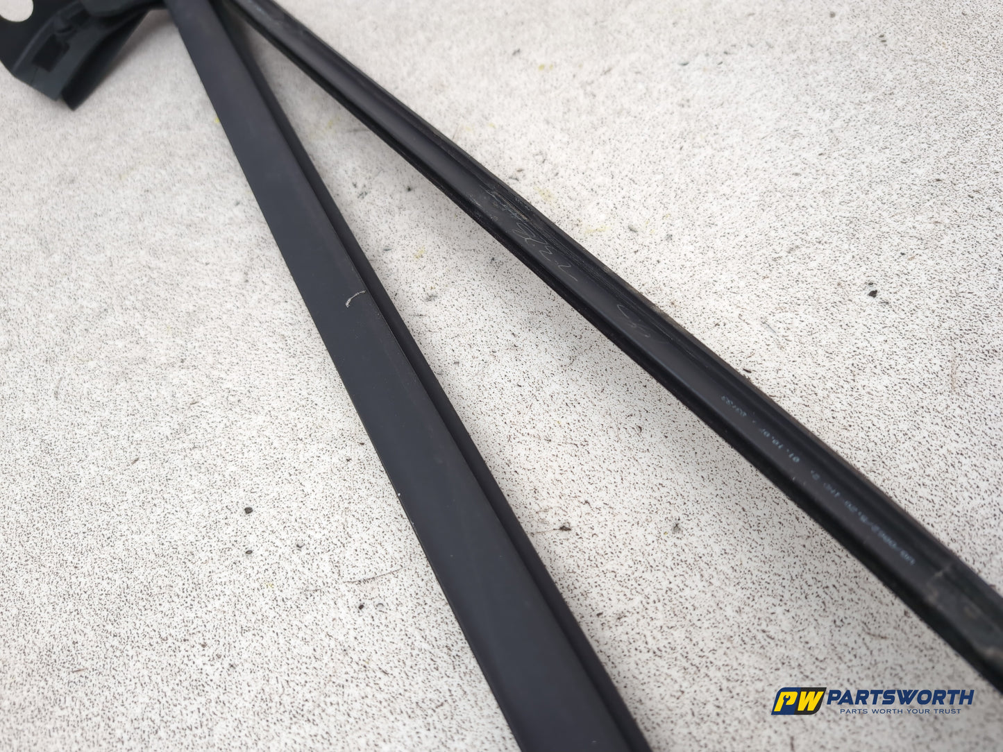Mercedes Cls 320 Cdi Auto Right Driver Door Glass Weather Strip Trim A2197250665 - photo 2