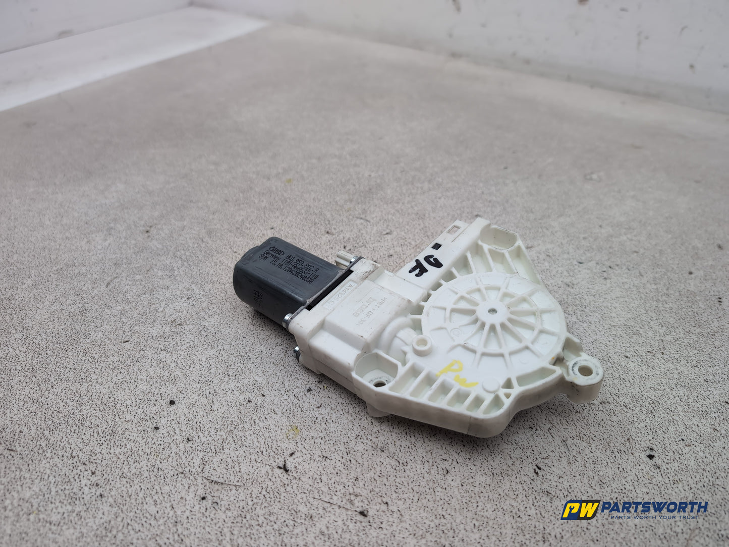 Audi A4 S Line Black Edit Tdi Quat Right Front Door Window Motor 8k0959802a - photo 2
