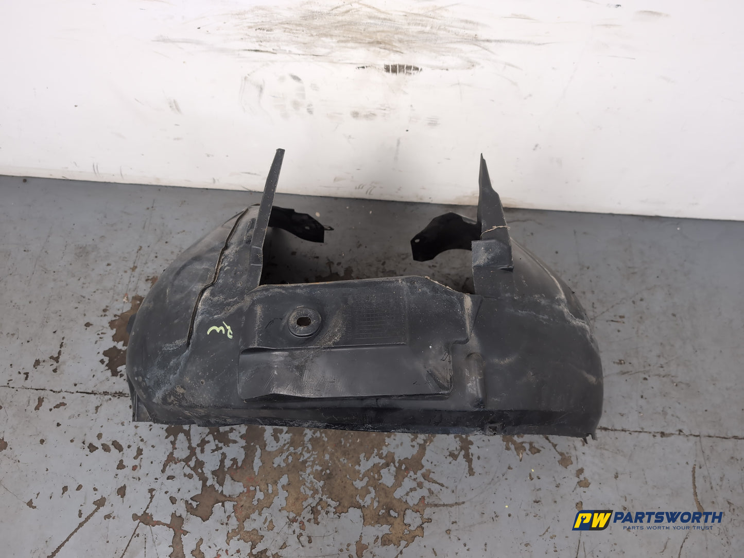 Moulding Wheel Arch Front LH 2