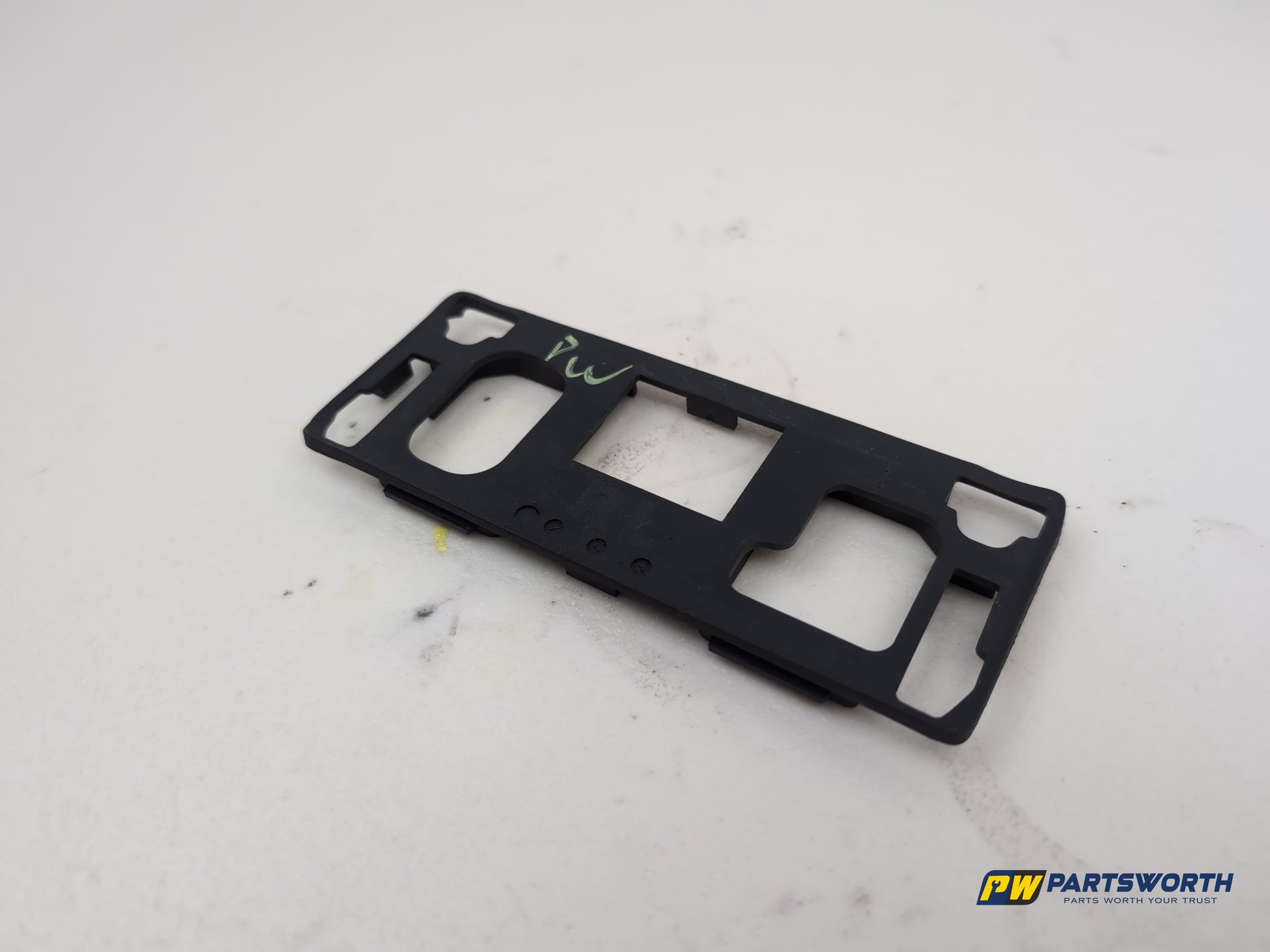 Mercedes-Benz B180 Blueefficiency Sport Display Screen Mount A2468200012 - photo 2
