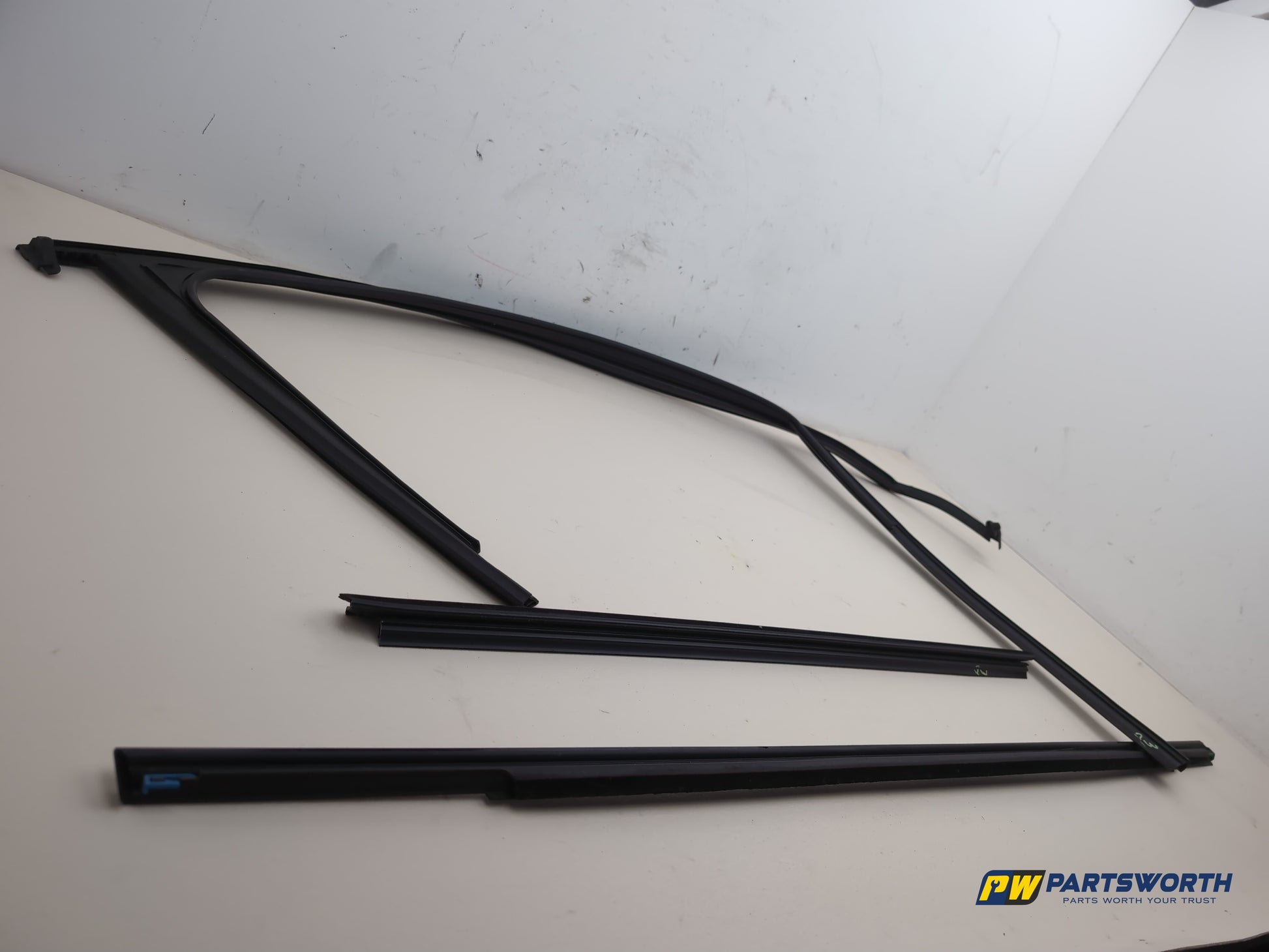 Mercedes-Benz B180 Blueefficiency Sport Front Left Window Rubber Seal 2011-2014 - photo 2