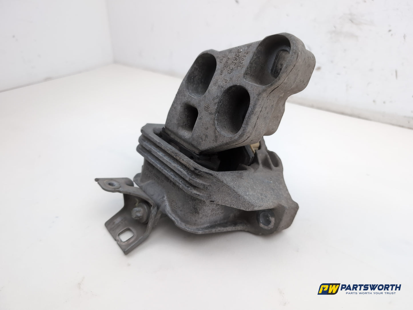 Mercedes-Benz B180 Blueefficiency Sport Engine Mounting Bracket Passenger Side - photo 2