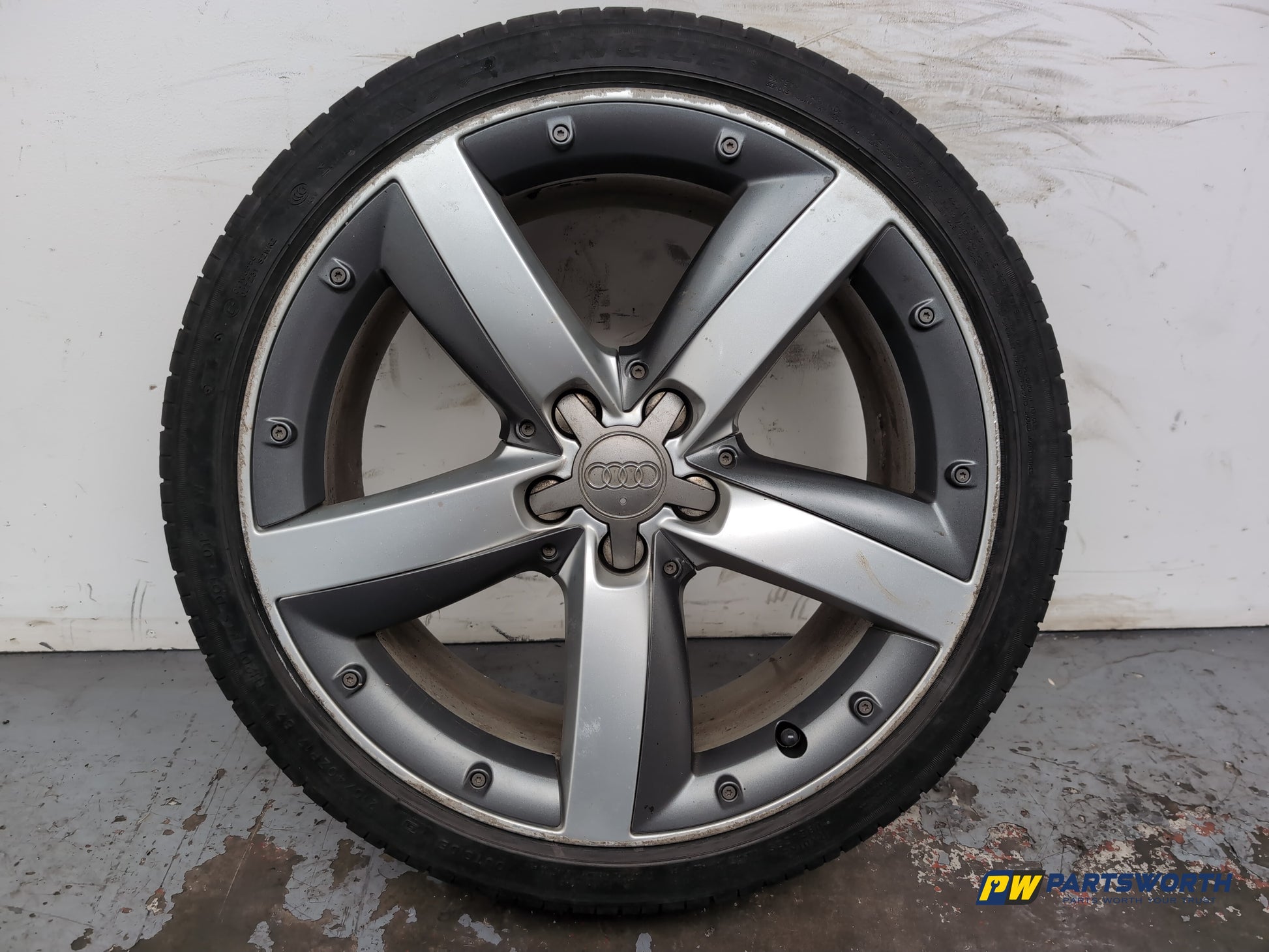 Audi A1 Contrast Edition Tdi Wheel With Tyre 215/40 R17 Silver Black 8x0601025e - photo 2