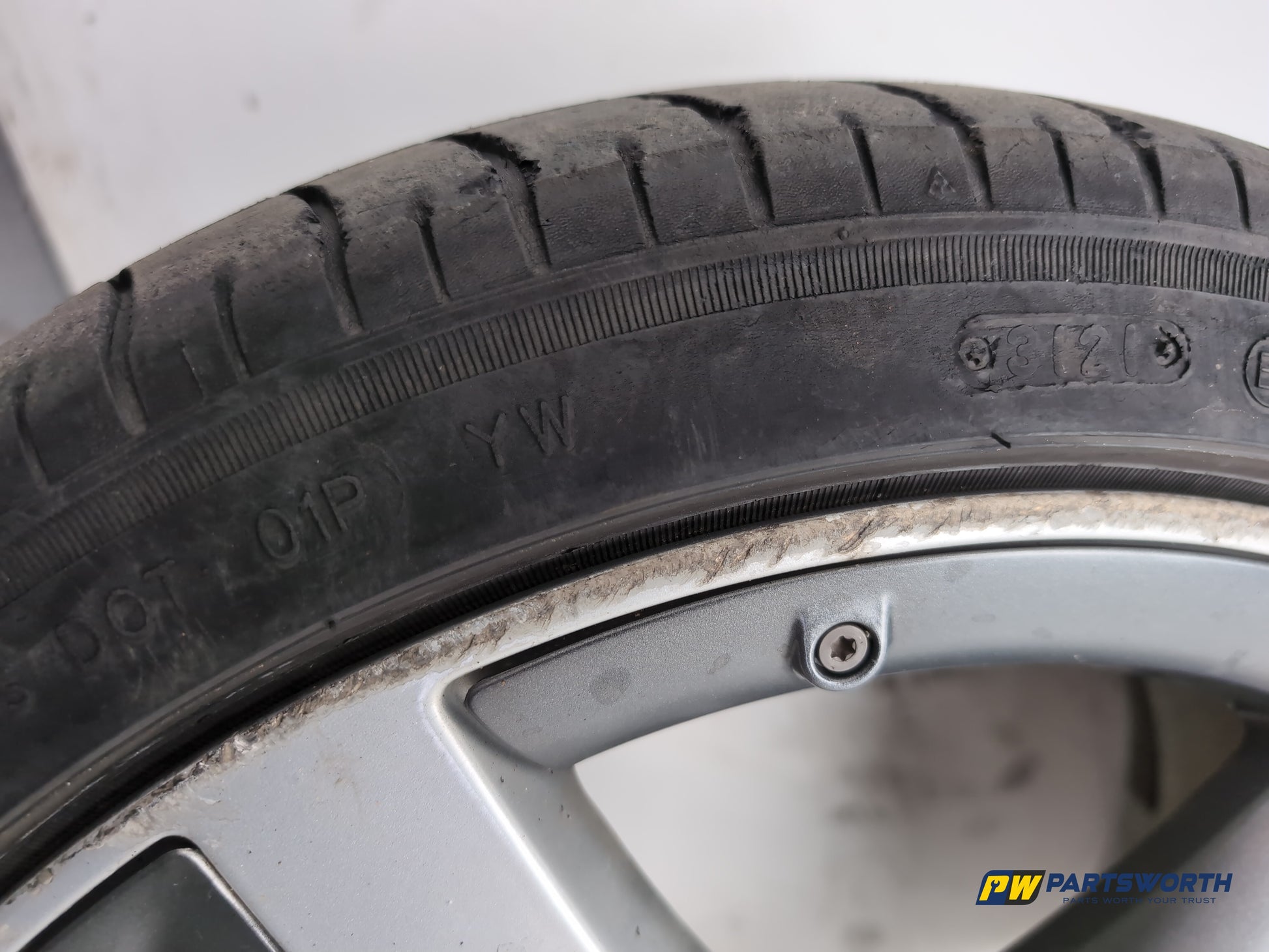 Audi A1 Contrast Edition Tdi Wheel With Tyre 215/40 R17 Silver Black 8x0601025e - photo 8