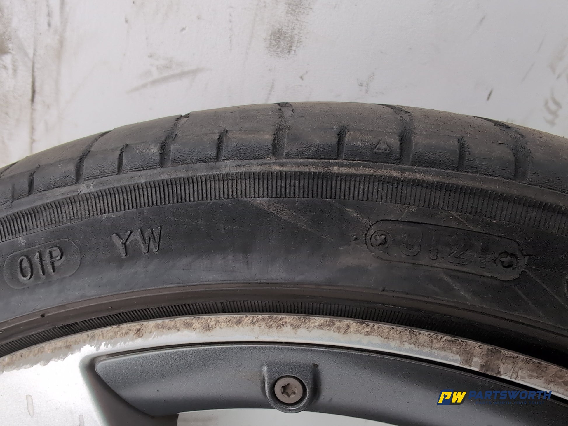Audi A1 Contrast Edition Tdi Wheel With Tyre 215/40 R17 Silver Black 8x0601025e - photo 8