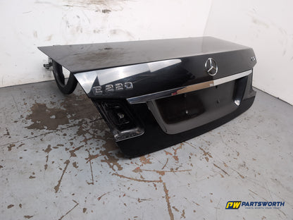 Mercedes-Benz E220 Saloon Boot Lid Obsidian Black Metallic C197 2009-2013 - photo 2