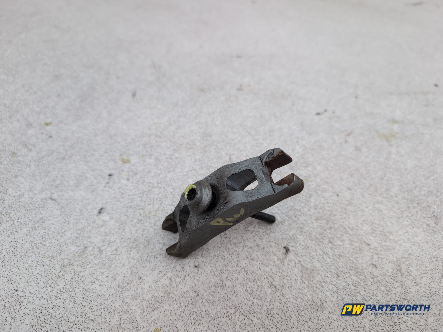Audi A1 Contrast Edition Tdi 1.6l Diesel Fuel Injector Holding Clamp Bracket - photo 2
