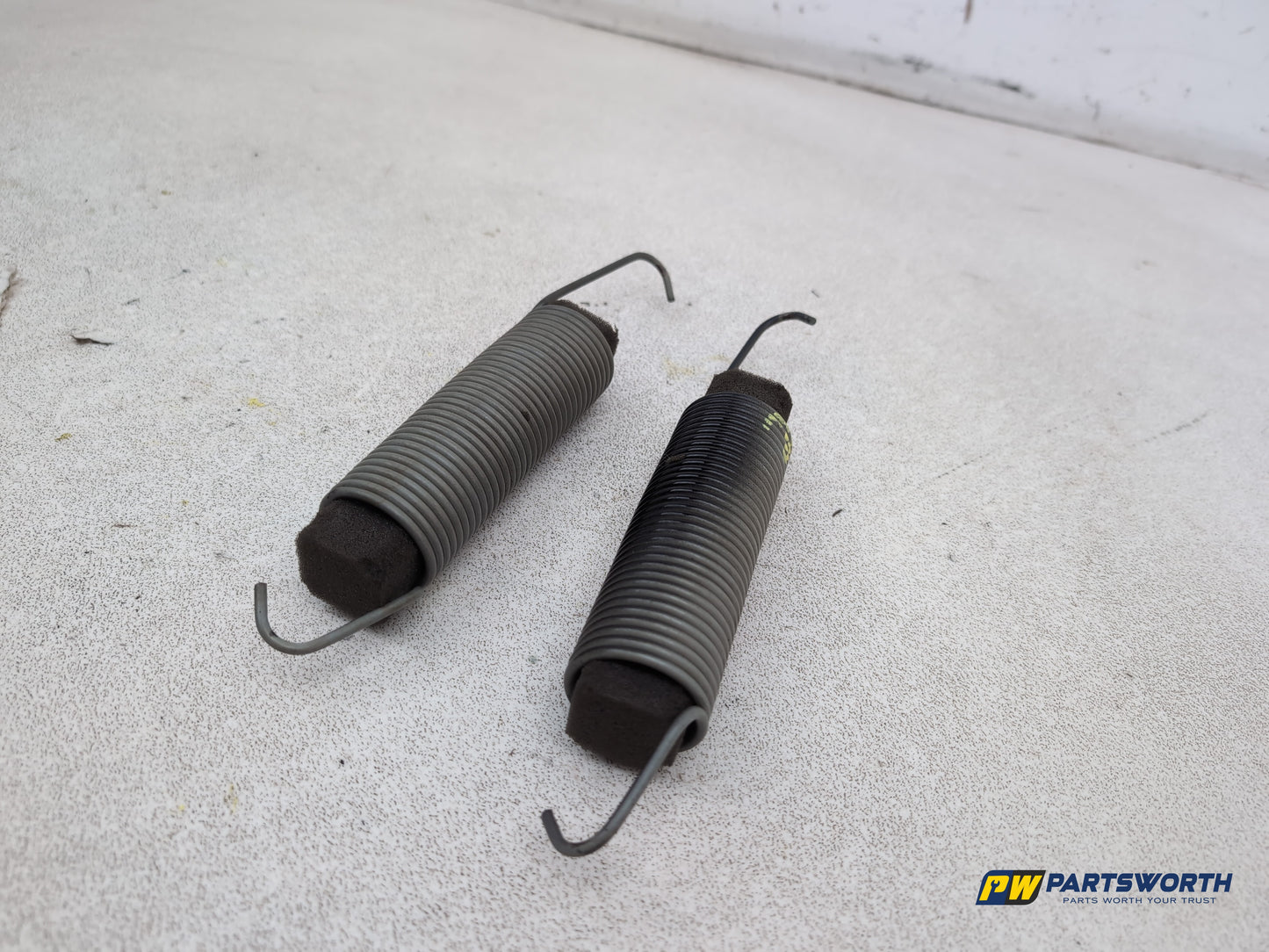 Mercedes-Benz E220 E-Classw212 Rear Boot Lid Tension Spring 2009-2016 - photo 2