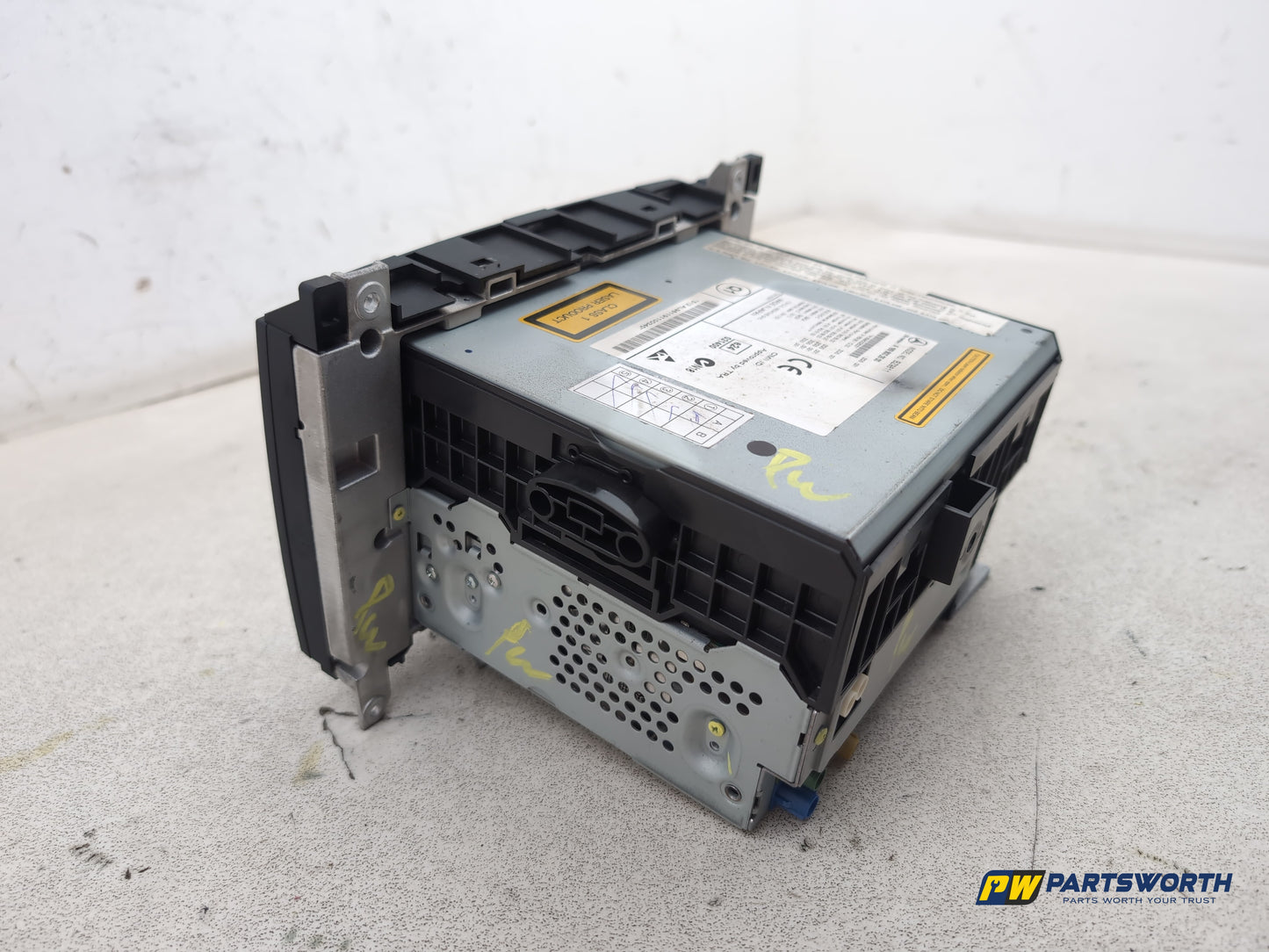 Radio - DAB/CD Player, Display screen + Facia  8