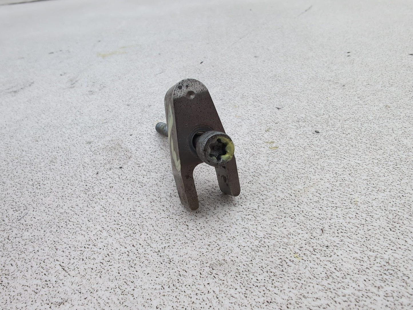 Mercedes-Benz B200 B-Class W245 2.0l Diesel Fuel Injecor Holding Clamp 2005-2011 - photo 2
