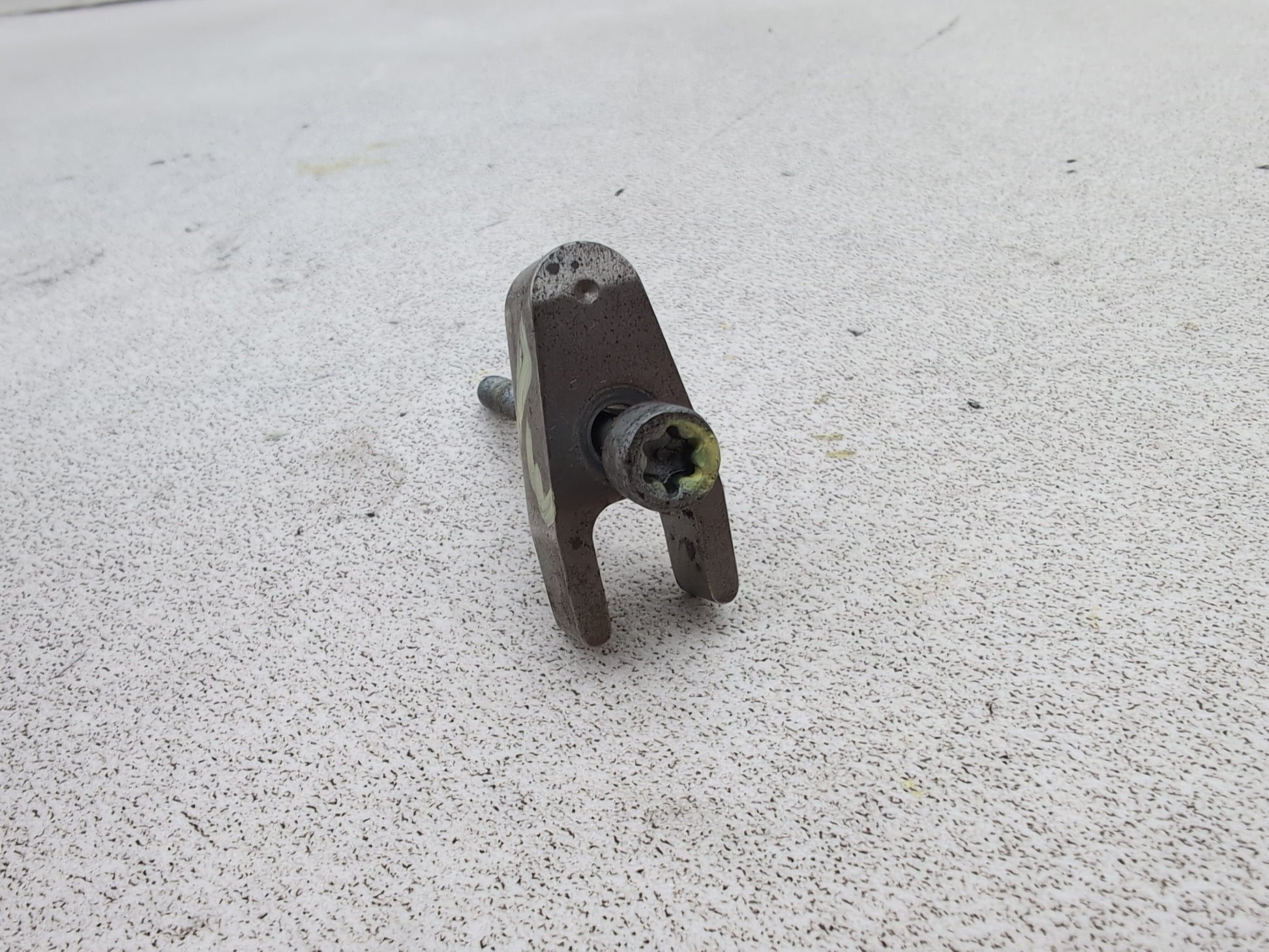 Mercedes-Benz B200 B-Class W245 2.0l Diesel Fuel Injecor Holding Clamp 2005-2011 - photo 2