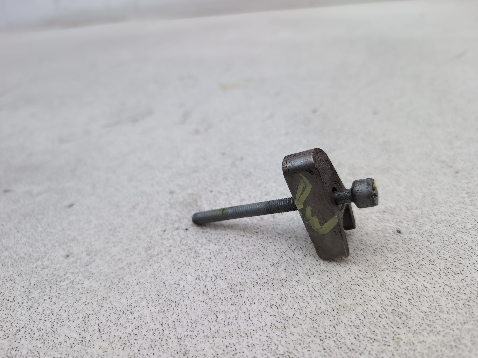 Mercedes-Benz B200 B-Class W245 2.0l Diesel Fuel Injecor Holding Clamp 2005-2011 - photo 2