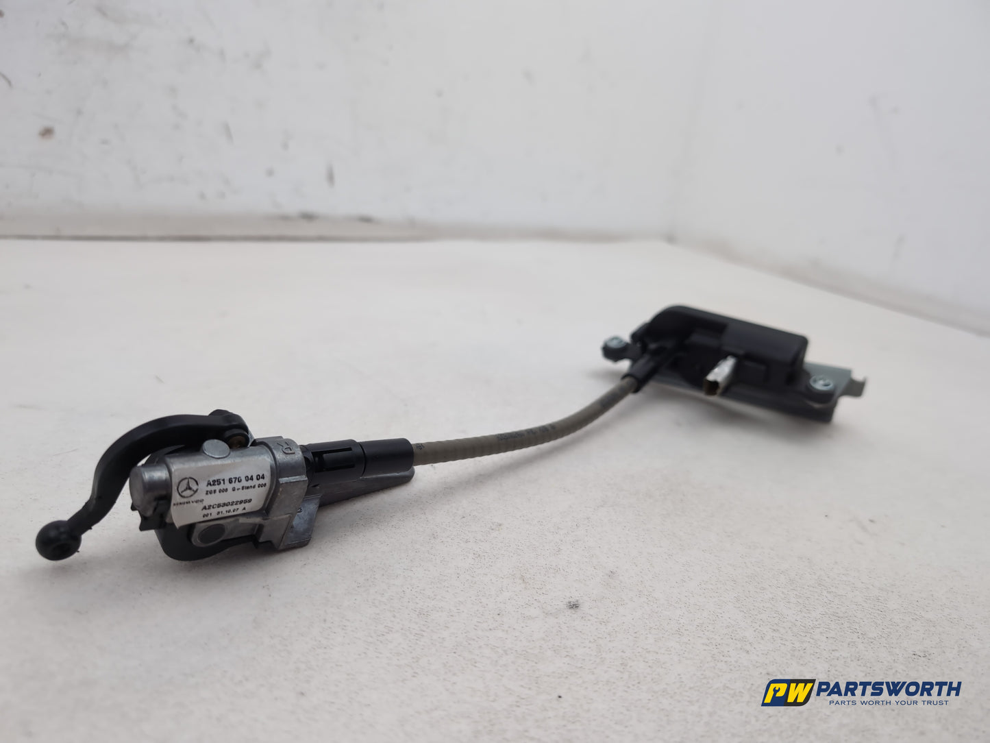 Mercedes R320 R-Class W251 Right Rear Quarter Window Motor Actuator A2518201842 - photo 2