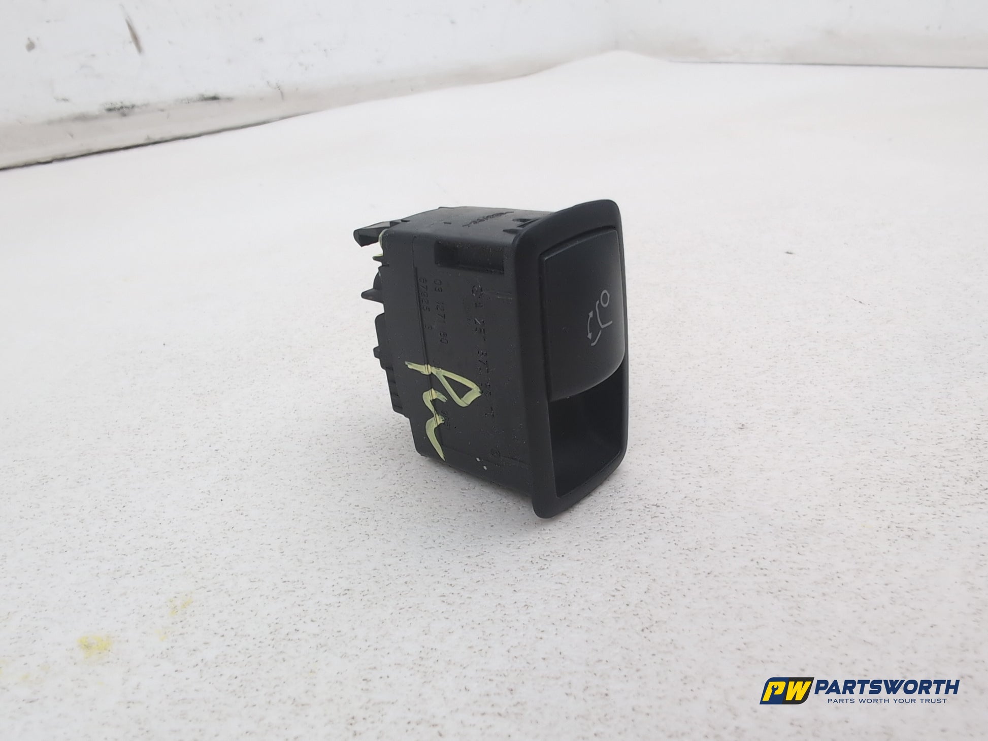 Mercedes R320 Sr-Class W251 Tailgate Open Switch A2518706310 2006-2013 - photo 2