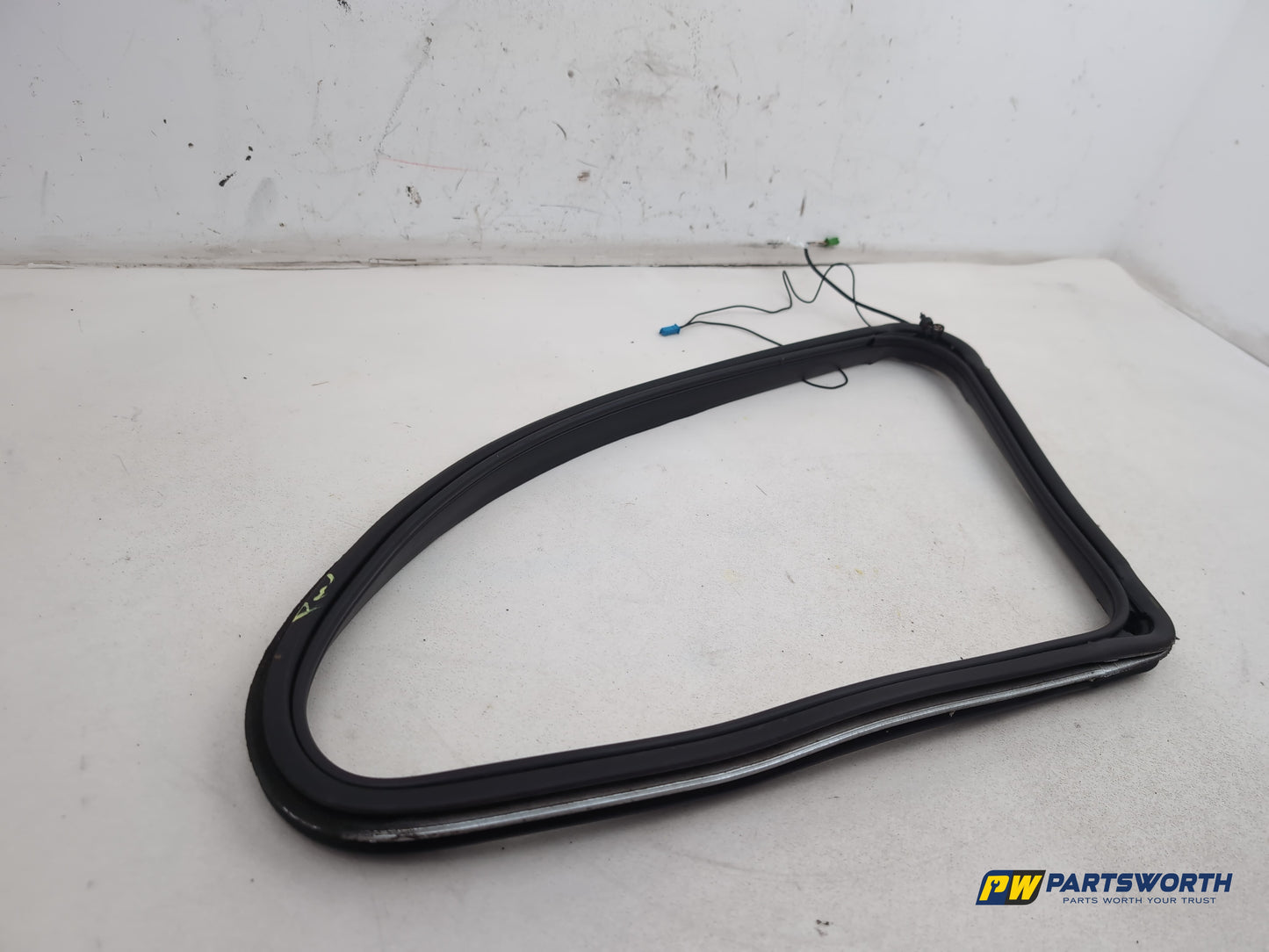 Mercedes R320 R-Class W251 Rear Right Quarter Window Frame Seal A2516702239 - photo 2