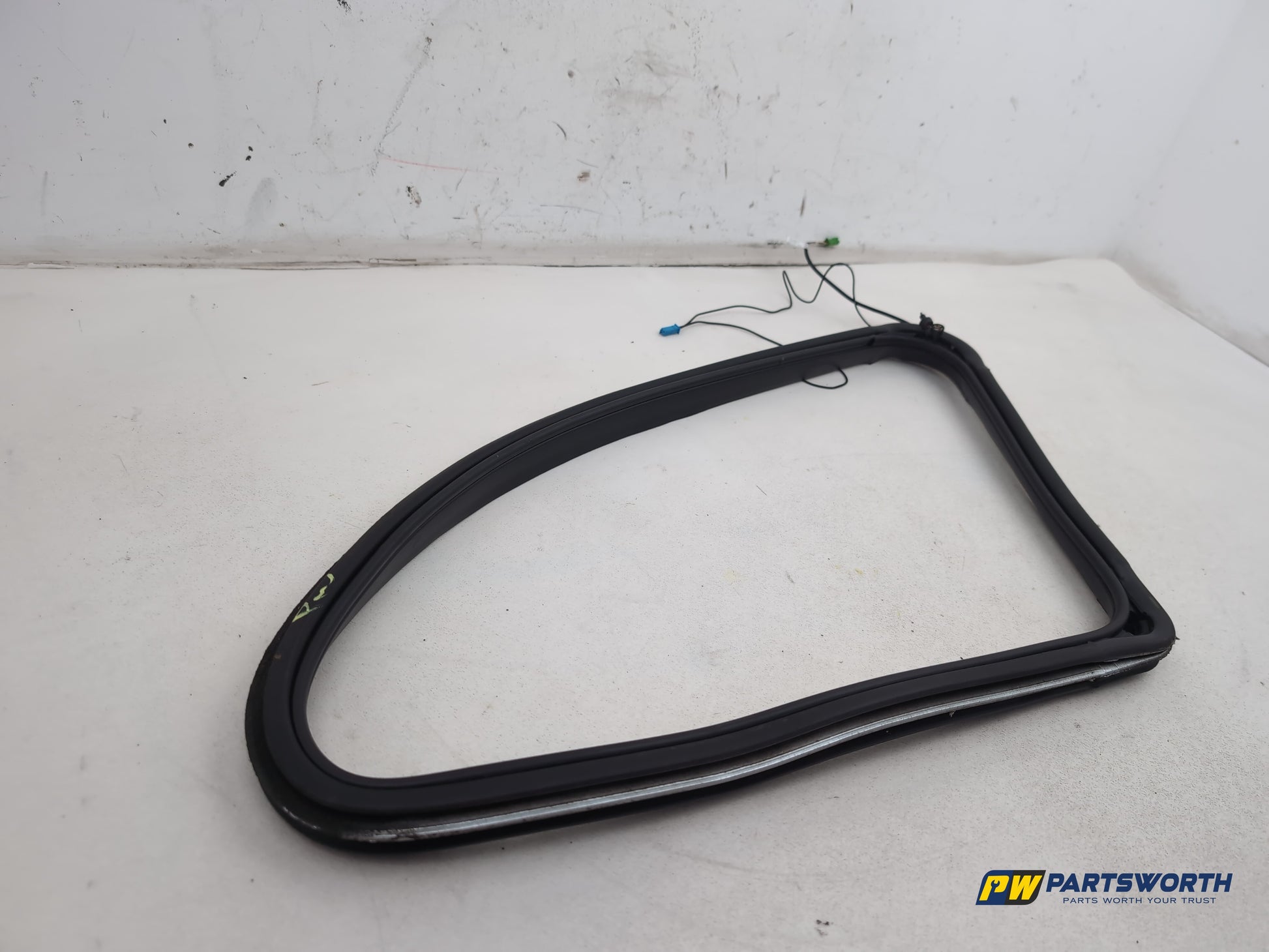 Mercedes R320 R-Class W251 Rear Right Quarter Window Frame Seal A2516702239 - photo 2