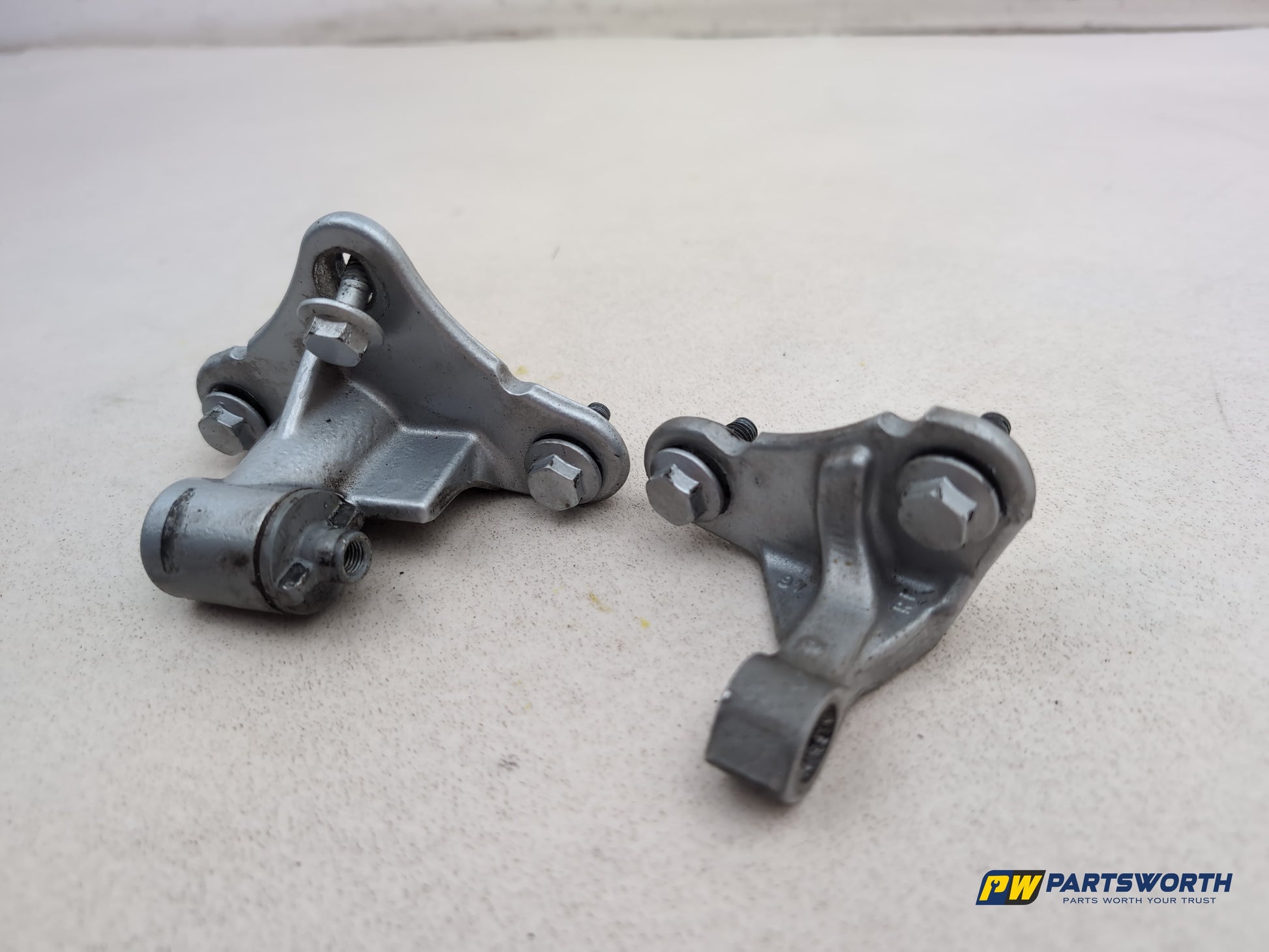 Mercedes R320 R-Class W251 Right Side Front Door Hinge Pair 2006-2013 - photo 8