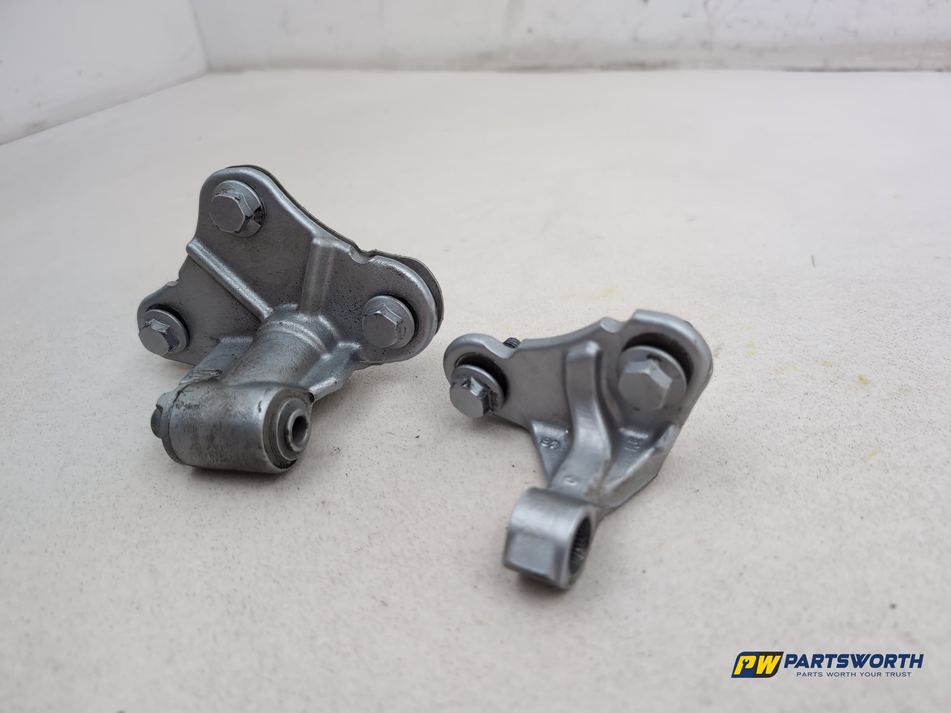 Mercedes R320 R-Class W251 Rear Right Door Hinge Pair 2006-2013 - photo 2