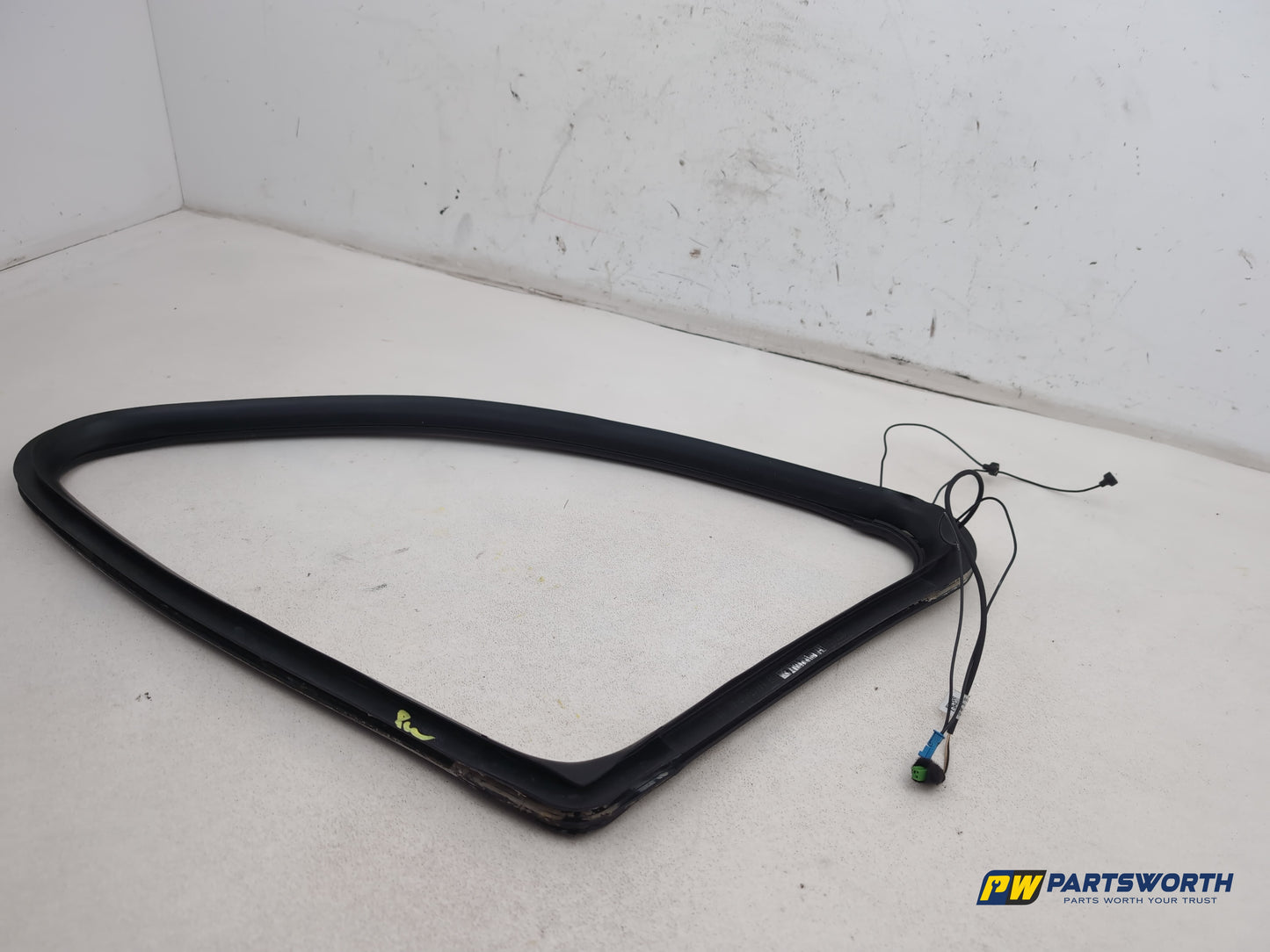 Mercedes R320 R-Class W251 Rear Left Quarter Window Seal Frame A2516702139 - photo 2